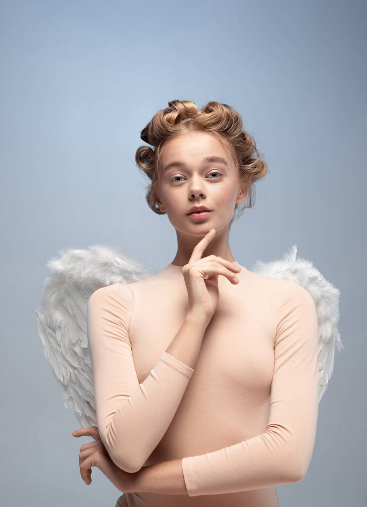 Gros plan portrait de jolie, belle jeune fille, gracieuse ballerine à l'image d'ange aux ailes isolées sur fond de studio gris blanc. - Photo, image