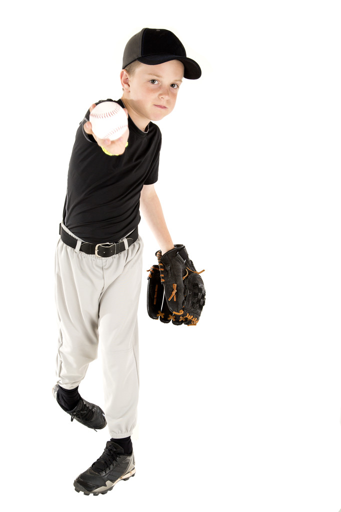 Молодой бейсболист бросает мяч в камеру
 - Фото, изображение