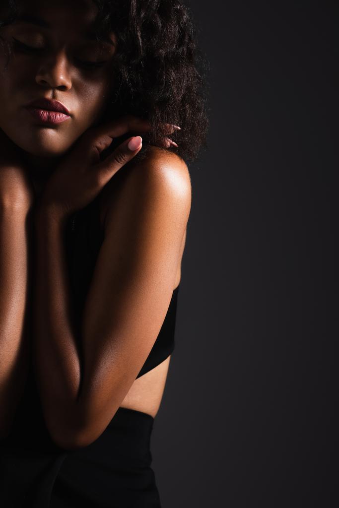 сексуальная африканская американка с закрытыми глазами, изолированными от черного - Фото, изображение