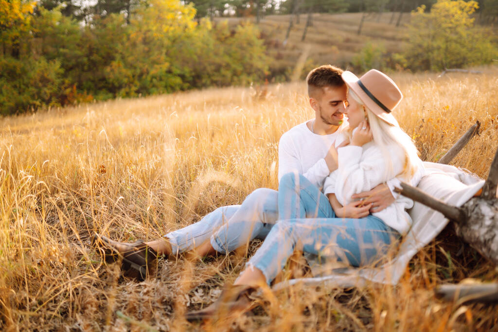 Junges Paar beim Spazierengehen und Umarmen an einem sonnigen Herbsttag. Gemeinsam Zeit genießen. Das Konzept von Jugend, Liebe und Lebensstil. - Foto, Bild