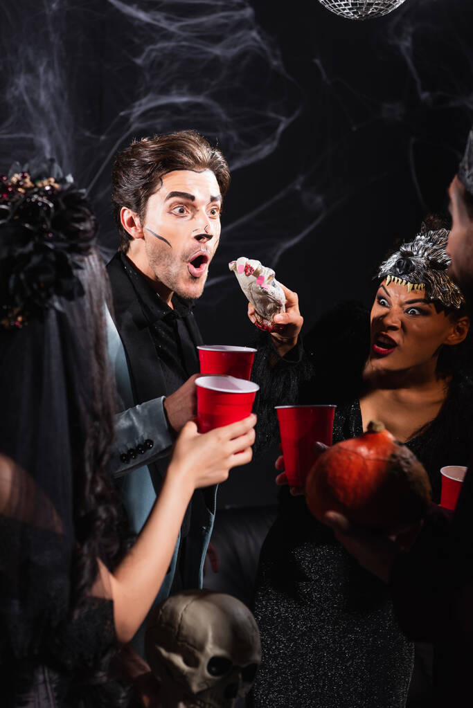 dühös afro-amerikai nő vérfarkas halloween maszk ijesztő barátok kísérteties játék kezét fekete - Fotó, kép