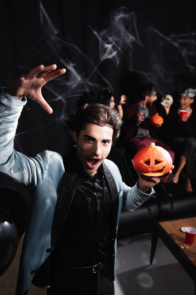 Foto e imagen de stock sin royalties de Hombre En Halloween Maquillaje  Celebración Tallada Calabaza