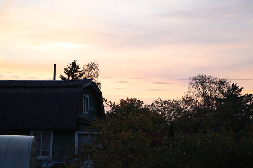 widok można dostać się tylko na wsi - piękny widok na zachód słońca z dachu wiejskiego domu - Zdjęcie, obraz
