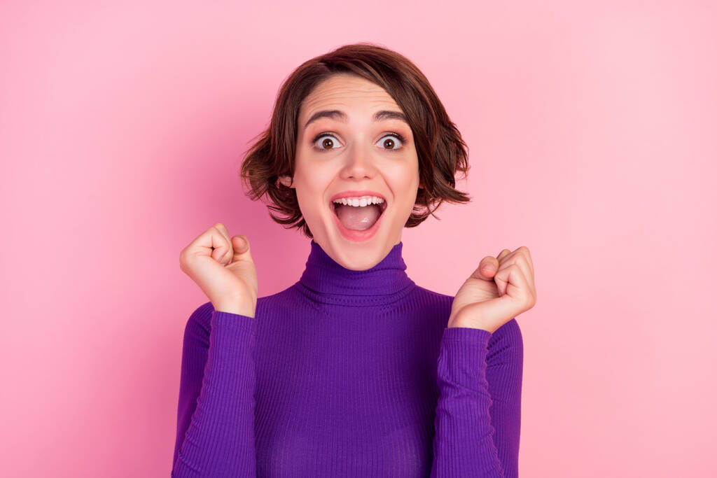 Foto di hooray bruna giovane signora urlare indossare maglione viola isolato su sfondo di colore rosa - Foto, immagini