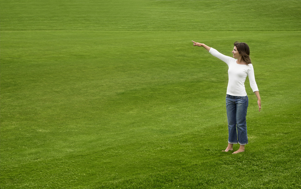Mujer en un prado verde
 - Foto, imagen