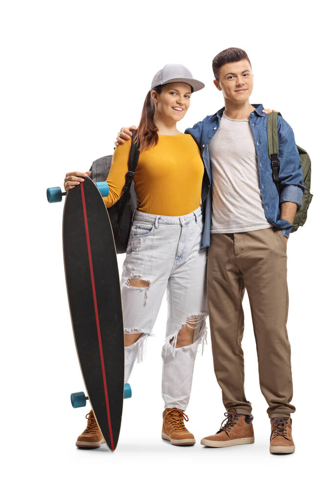 Полнометражный портрет молодой девушки и парня с длинной доской на белом фоне - Фото, изображение