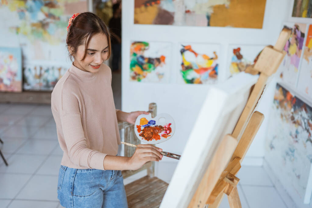 asiático mujer artista pintura en lienzo haciendo algunos proyectos de arte en su taller de estudio - Foto, Imagen