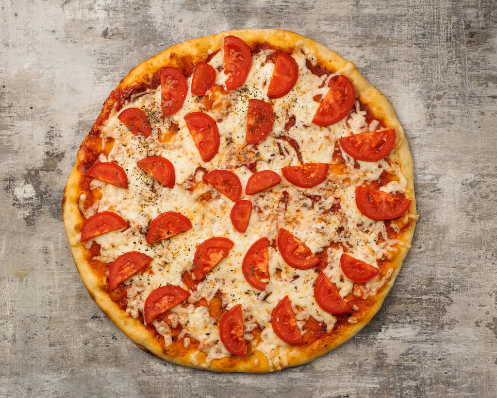 deliciosa pizza sobre la mesa con tomates cherry y puerros. Vista superior. foto para menús y restaurantes. - Foto, imagen