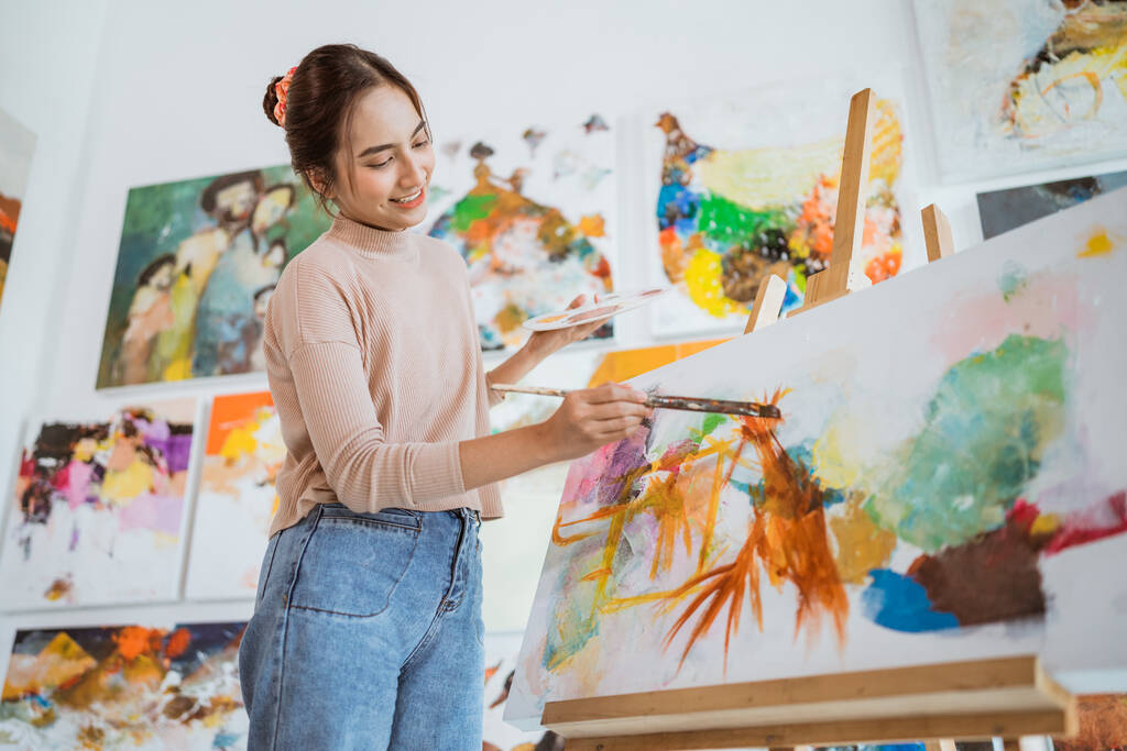 asiatique femme peintre peinture sur toile dans son atelier - Photo, image
