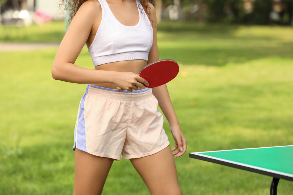 アフリカ系アメリカ人の女性は屋外で卓球をしていて - 写真・画像