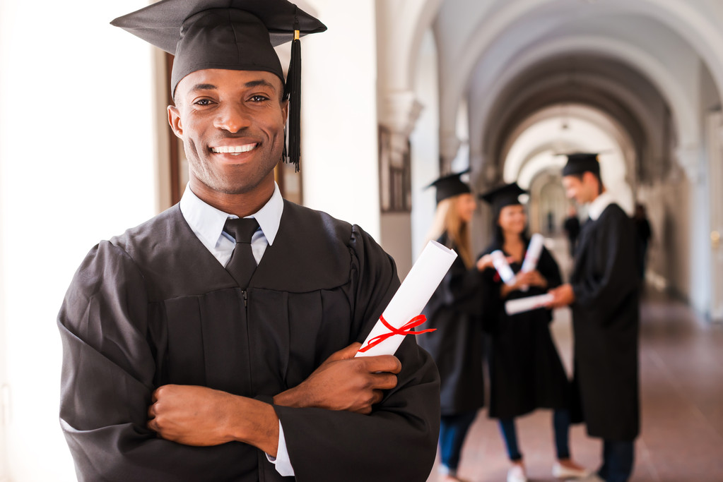 Afrikaner im Abschlusskleid mit Diplom - Foto, Bild