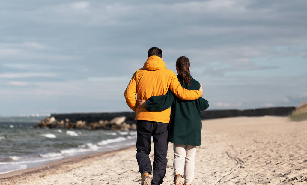pareja caminando a lo largo de la playa otoño
 - Foto, Imagen