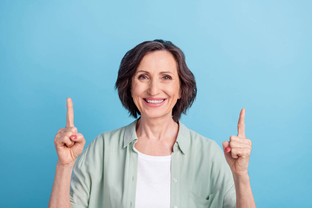 Foto ritratto donna anziana sorridente mostrando spazio vuoto isolato colore blu pastello sfondo - Foto, immagini