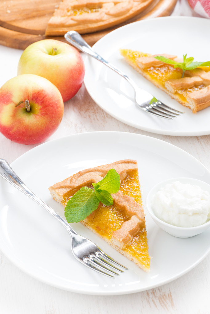 шматок свіжого яблучного пирога з збитими вершками на тарілці, вид зверху
 - Фото, зображення