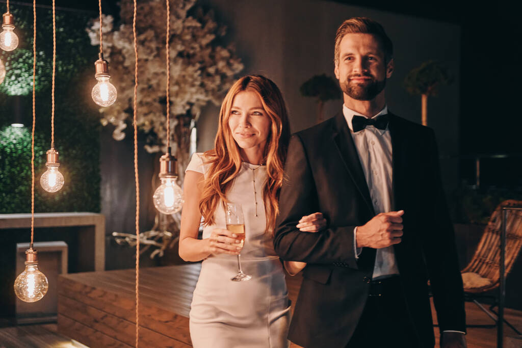 belo jovem casal em formalwear passar tempo no noite festa - Foto, Imagem