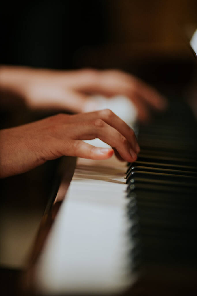 Pystysuora laukaus käsiä soittamassa pianoa - Valokuva, kuva