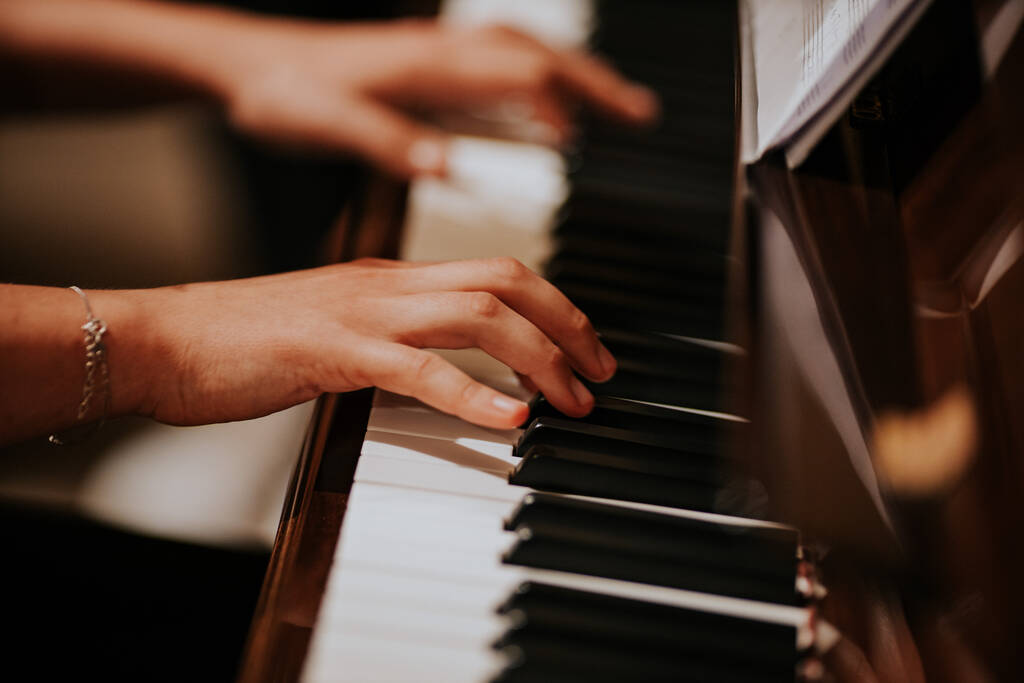 Um close-up de mãos tocando piano - Foto, Imagem