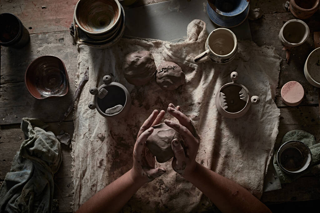 Gros plan sur le dessus d'une femelle fabrique une potte en céramique - Photo, image