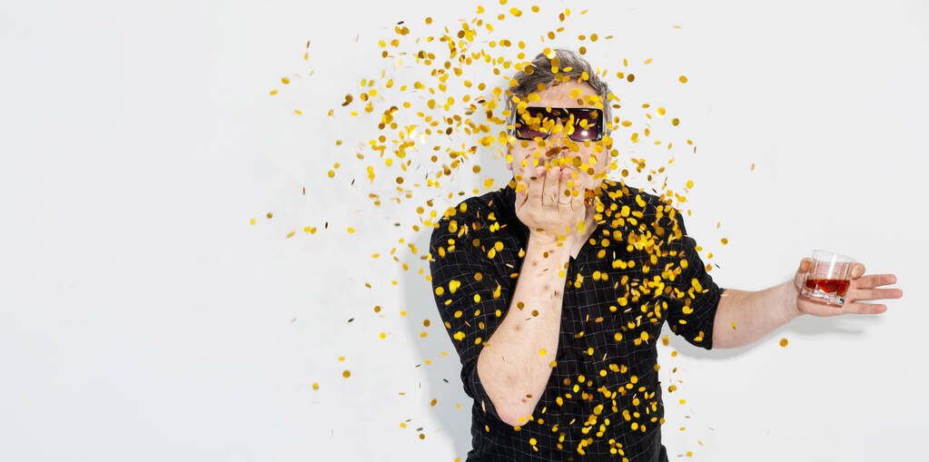 loma banneri osapuoli aika onnellinen mies confetti - Valokuva, kuva