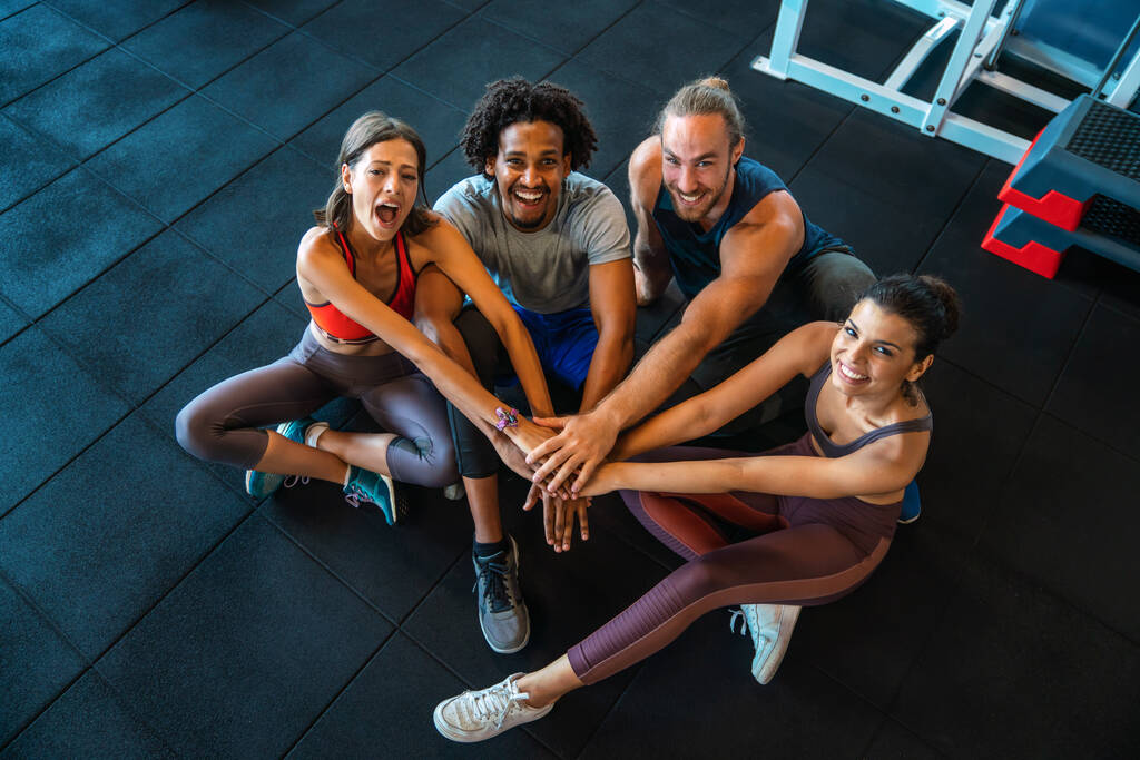 Glücklich fitte Menschen, die Sport treiben, im Fitnessstudio trainieren, um gemeinsam gesund zu bleiben - Foto, Bild