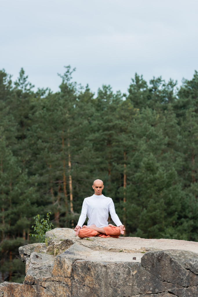 buddhalainen meditointi lootuksessa aiheuttaa suljettujen silmien ulkona - Valokuva, kuva