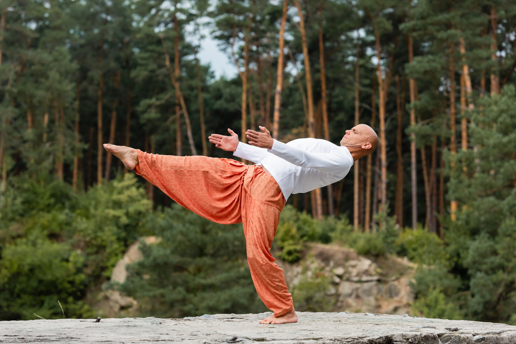 Bosý buddhista cvičit jednu nohu dozadu ohyb póza venku - Fotografie, Obrázek