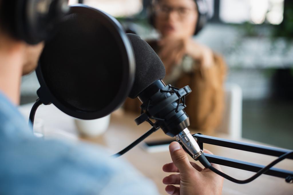 обрезанный вид размытого радиоведущего, говорящего в студии - Фото, изображение