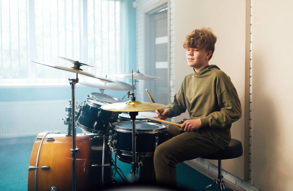 Ein Junge spielt gerne Schlagzeug - Foto, Bild