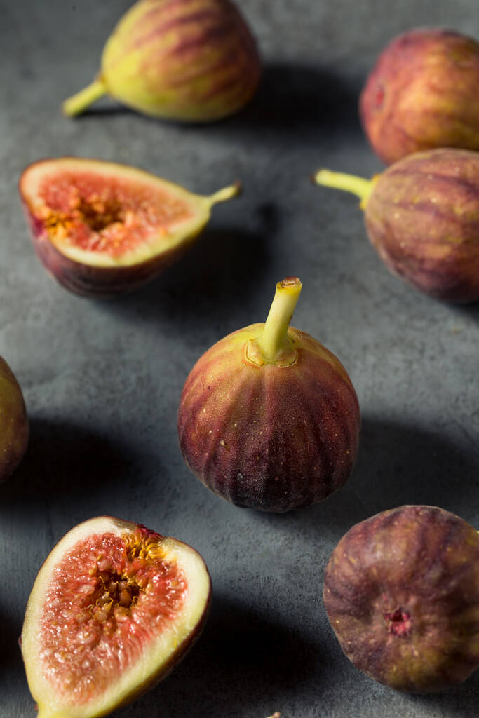 Raw Organic Brown Figs Klaar om te eten - Foto, afbeelding