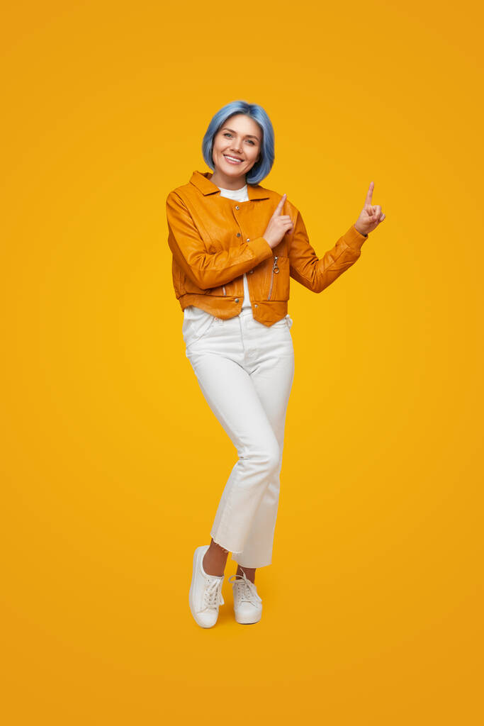 Boldog hipszter nő mutat felfelé - Fotó, kép