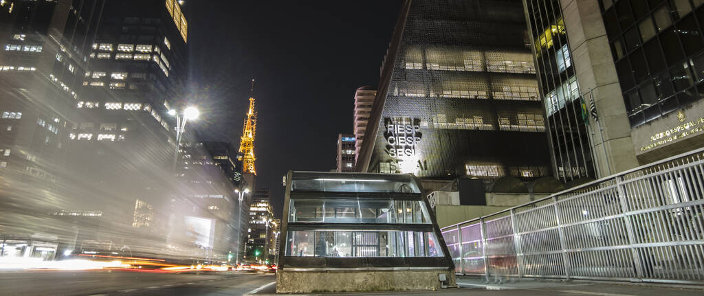 São Paulo, Brasil, 04 de setembro de 2021. Vista panorâmica, com movimento de veículos e pedestres na Avenida Paulista em frente ao prédio da FIESP, no centro de São Paulo - Foto, Imagem