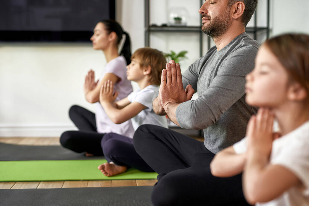 Cultivo de familia con niños practican yoga meditar - Foto, Imagen