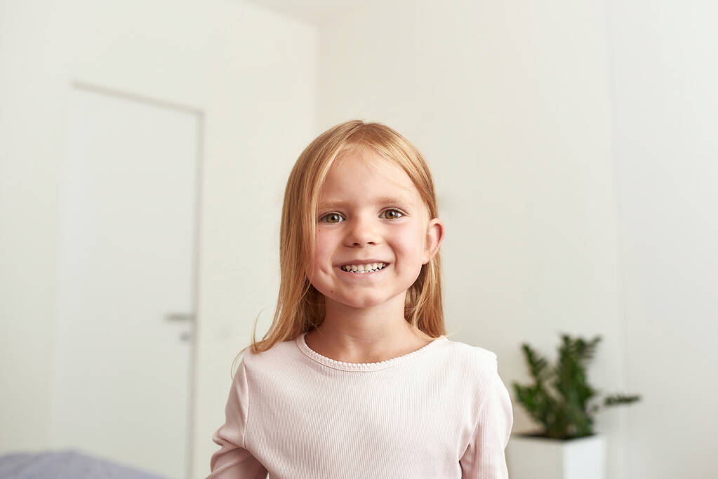 Portrait en tête d'affiche d'une petite fille souriante - Photo, image