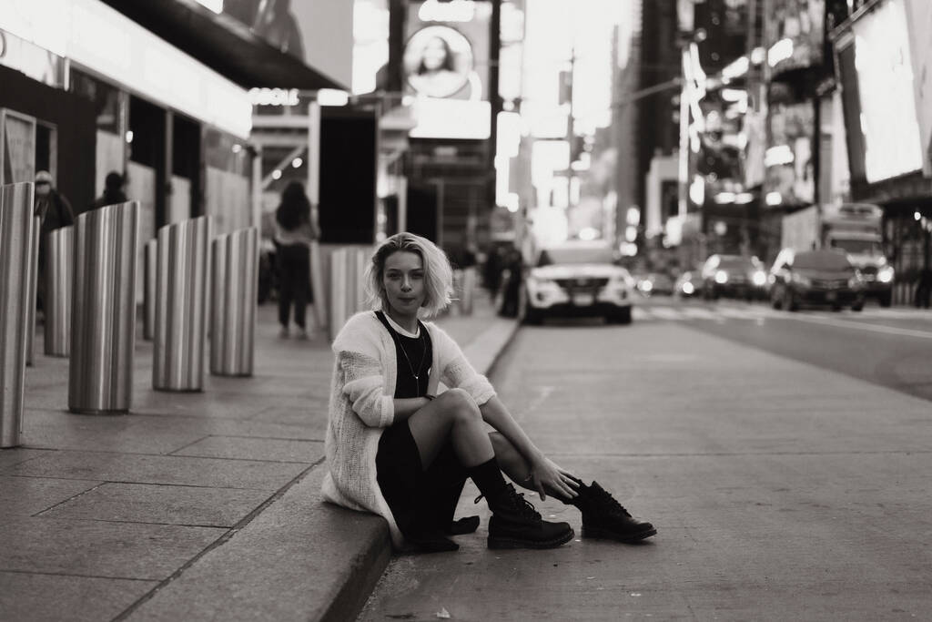 New York Manhattan Times Square, νεαρή όμορφη γυναίκα τουρίστρια. - Φωτογραφία, εικόνα