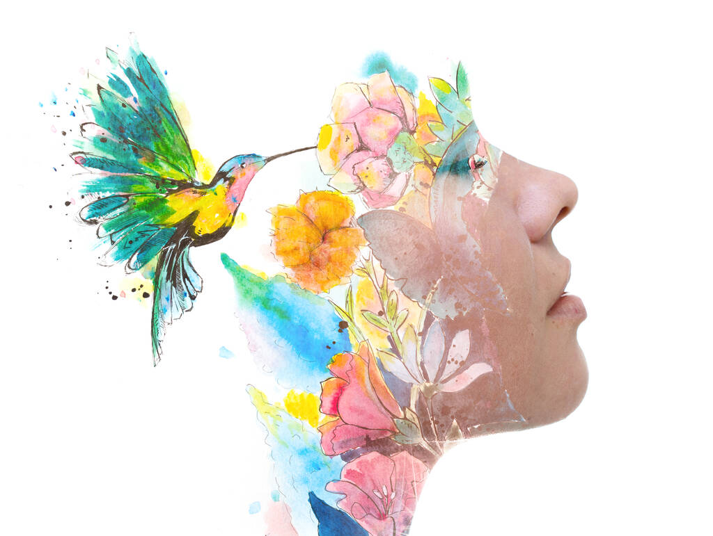 Pintografía sensual de una joven mujer combinada con una pintura de flores y un colibrí - Foto, Imagen