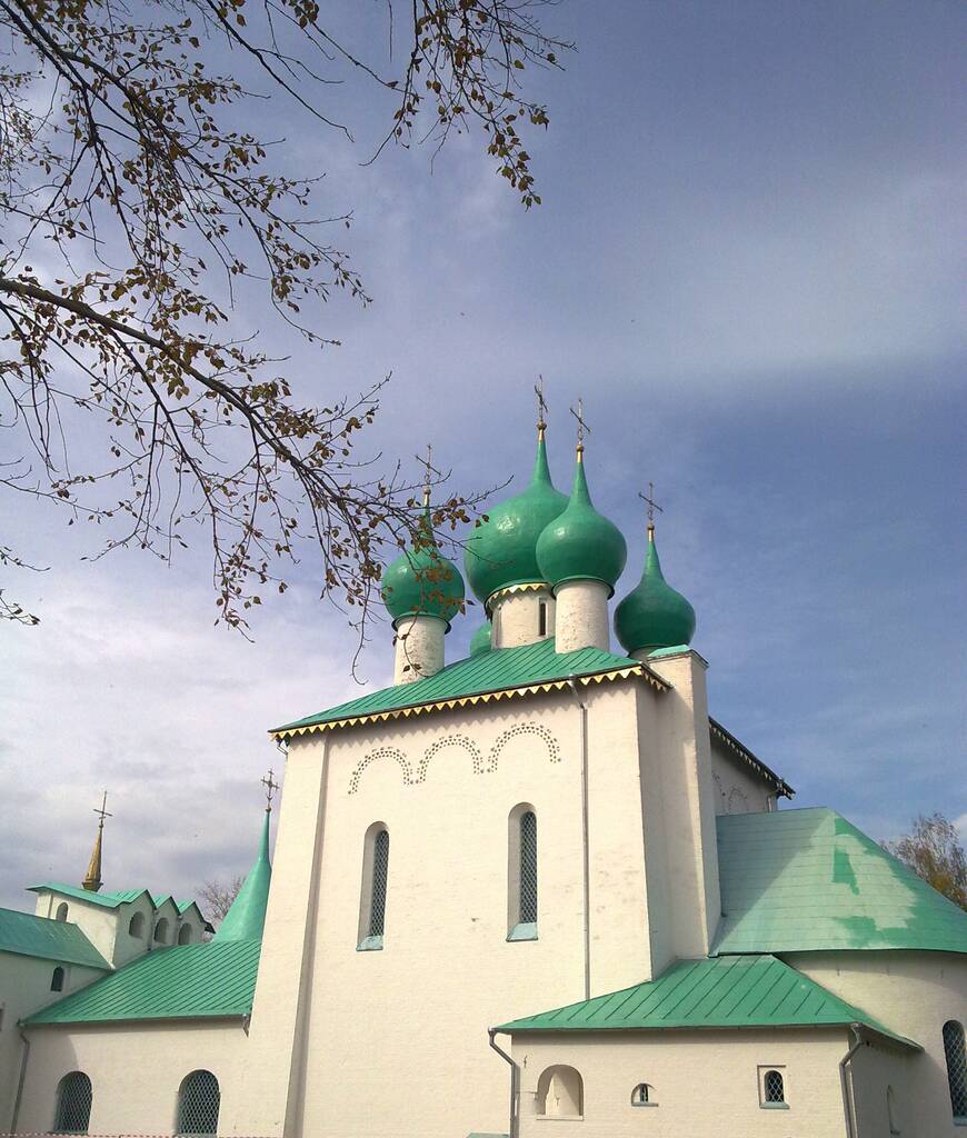 Rosyjski prawosławny kościół chrześcijański w Rosji, Białorusi, na Ukrainie. Zabytkowa katedra, opactwo, klasztor, część zamku z dzwonami. Religia i wiara, starożytne, tradycyjne - Zdjęcie, obraz