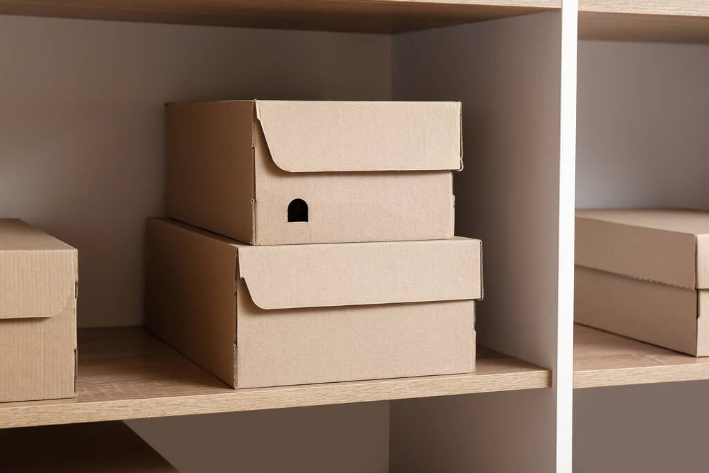 Cajas de cartón en estante en armario - Foto, imagen
