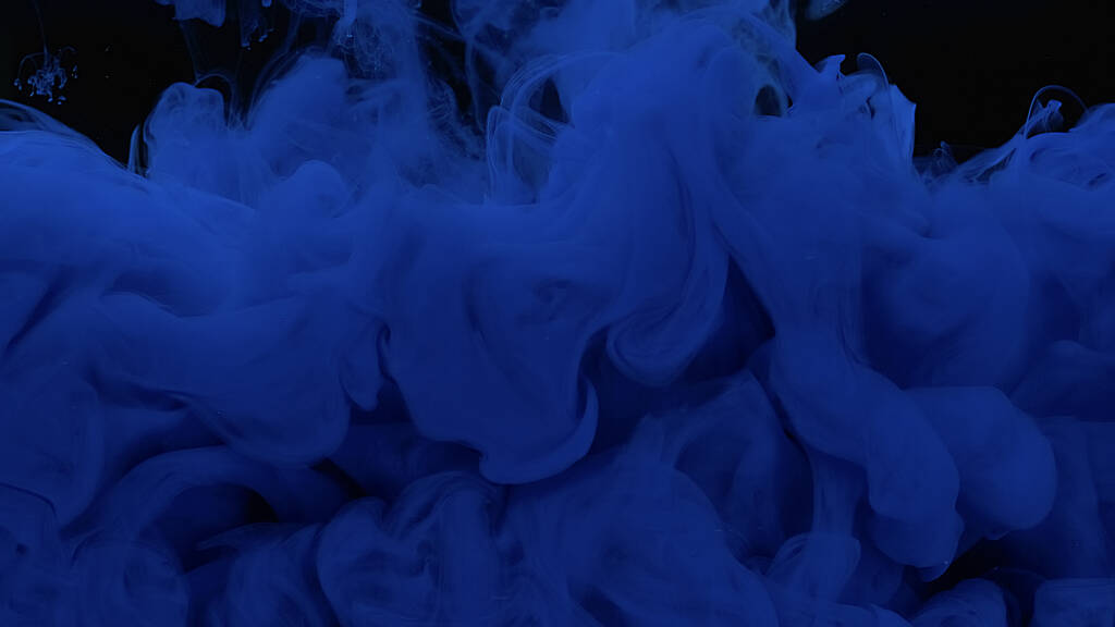 Όμορφο αφηρημένο φόντο. Μπλε υδατογραφία μελάνι στο νερό σε μαύρο φόντο. Μπλε σύννεφο μελανιού. Κοσμικό μαγικό υπόβαθρο. Κύματα και σταγόνες μπλε χρώματος. - Φωτογραφία, εικόνα