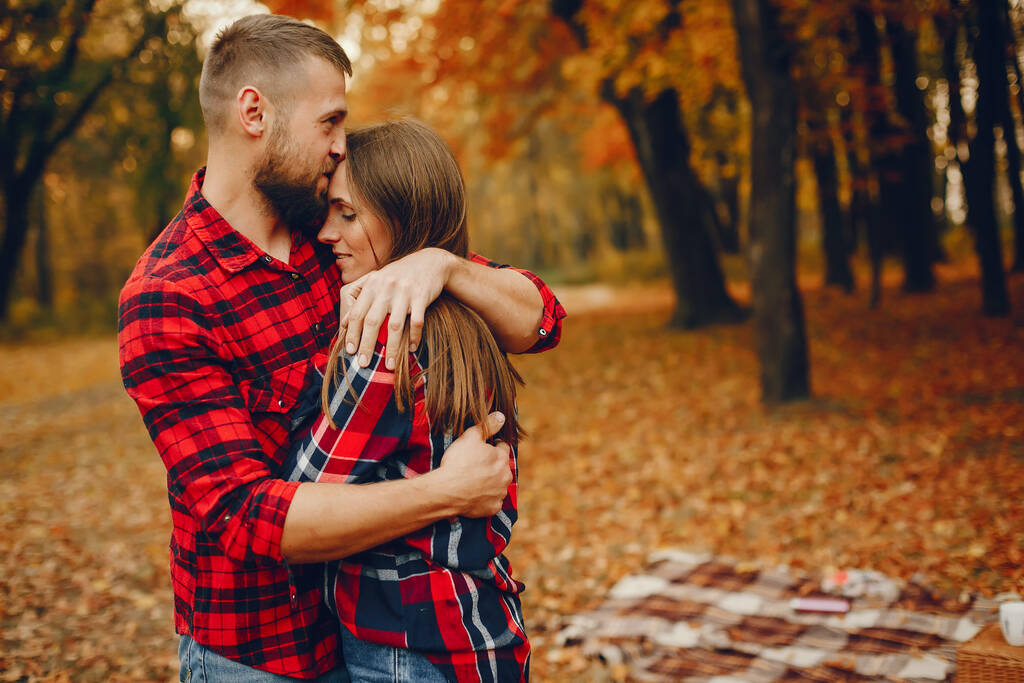 Elegáns pár töltenek időt egy őszi parkban - Fotó, kép