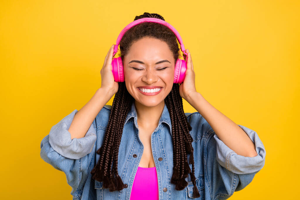 Foto van jonge aantrekkelijke afro meisje gelukkig positieve glimlach genieten geluid koptelefoon geïsoleerd over gele kleur achtergrond - Foto, afbeelding