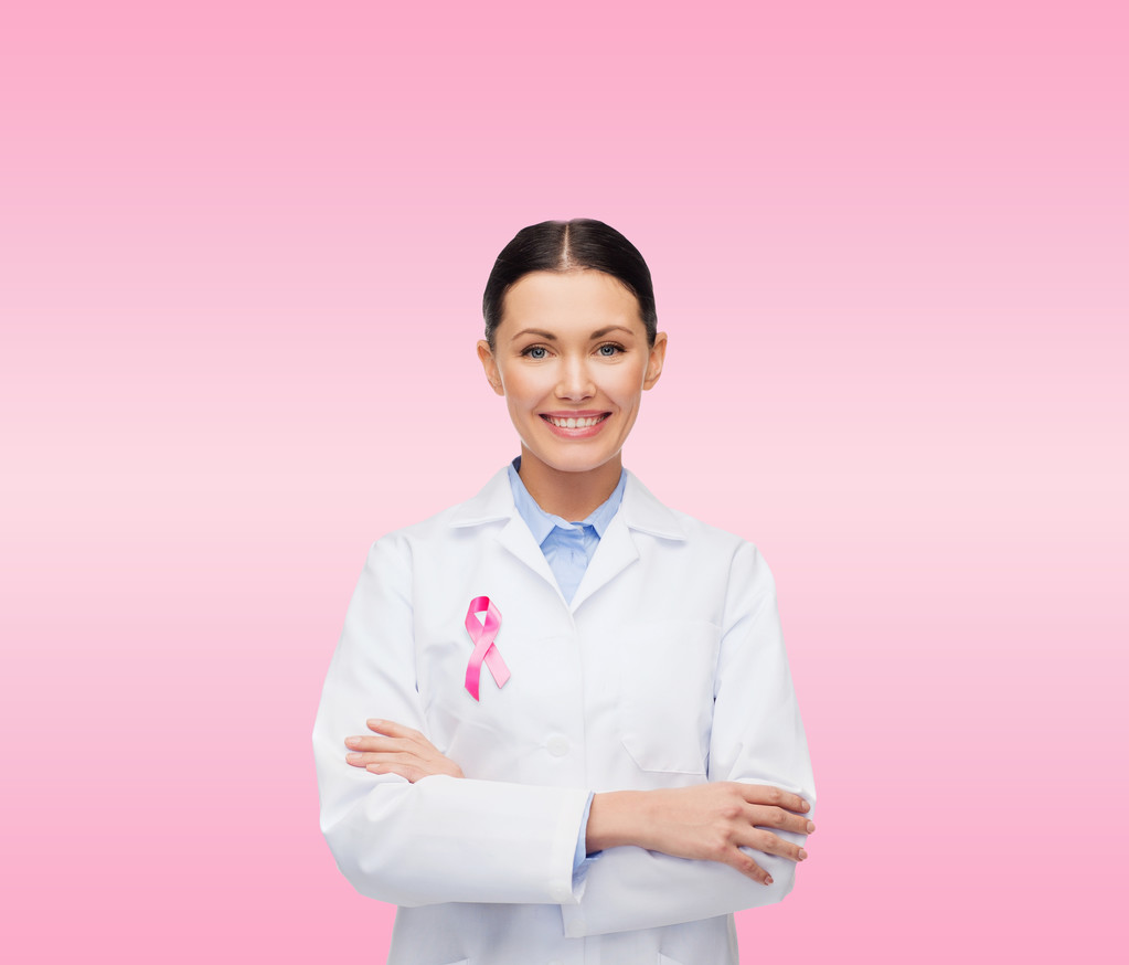 s úsměvem ženského lékaře s rakovinou zvyšování karet - Fotografie, Obrázek