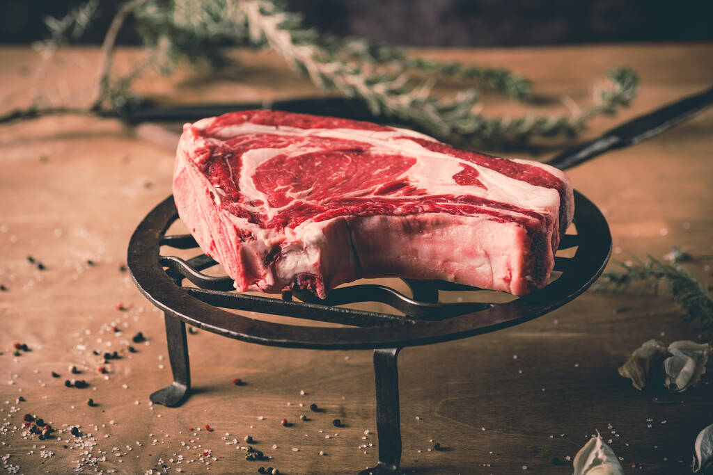Detailní záběr čerstvého syrového masa na kovovém stojanu - Fotografie, Obrázek