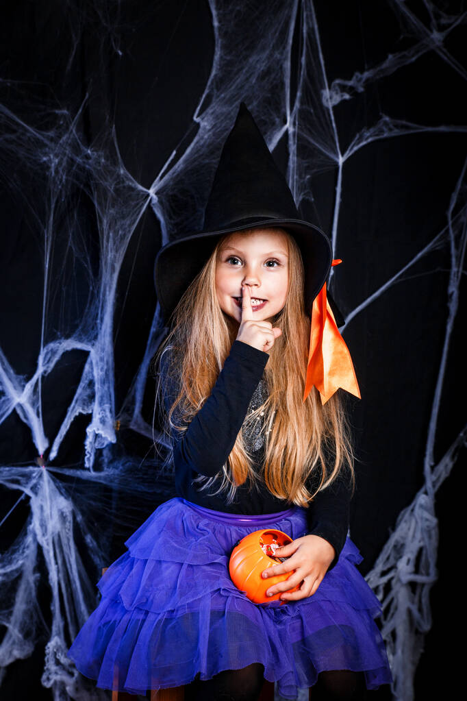 Holčička v kostýmu čarodějnice Halloween se baví. Trick or treat - Fotografie, Obrázek