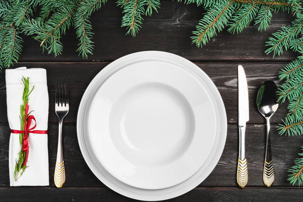 Apparecchiatura della tavola festiva con rami di pino su sfondo di legno - Foto, immagini