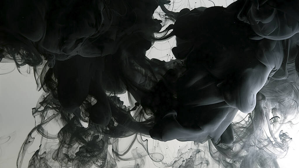Desktop-Hintergrund. Schwarze Tuschewolke auf weißem Hintergrund. Kreativer hyptonischer Hintergrund. Schwarze Aquarellfarben in Wasser auf weißem Hintergrund. Umweltverschmutzungskonzept. - Foto, Bild
