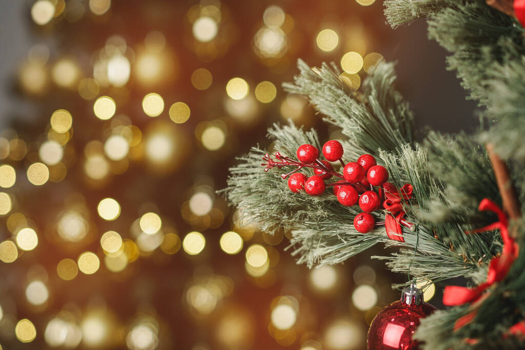 Vánoční větev vánočních borovic s dekoracemi - Fotografie, Obrázek