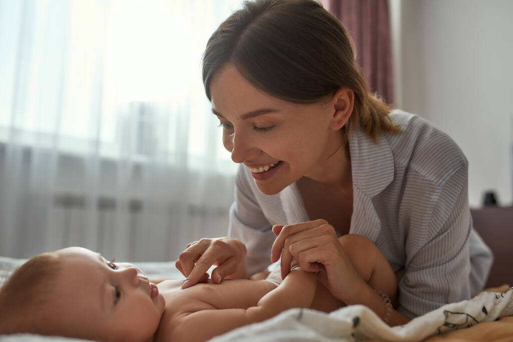 Мама стимулює відчуття немовлят через контакт зі шкірою
 - Фото, зображення