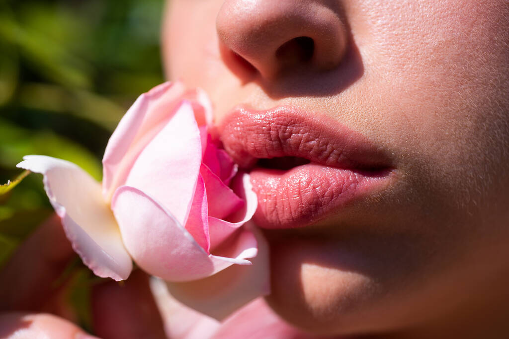 Gezonde vrouwenlip. Mooie vrouw lippen met roos. - Foto, afbeelding