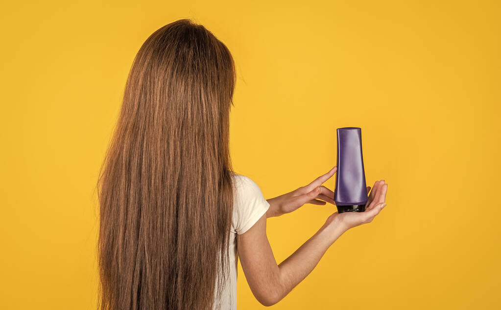 nastolatek dziewczyna myć długie proste włosy z szampon i condirioner, fryzjer - Zdjęcie, obraz