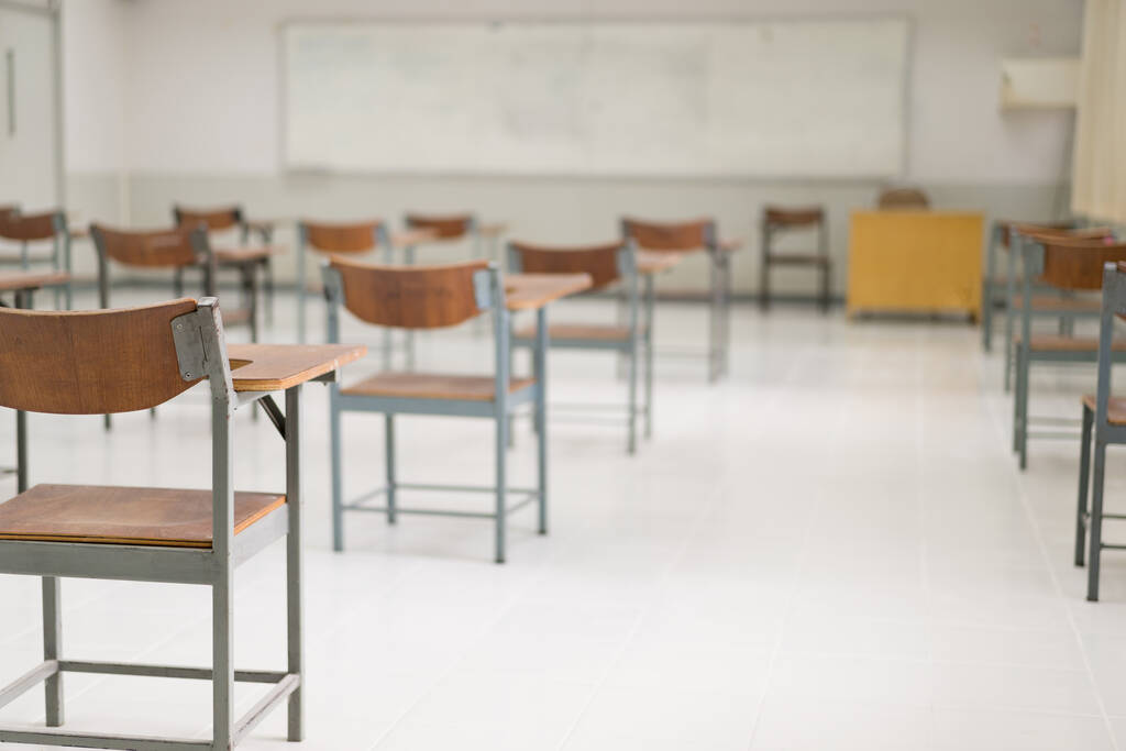 Ein leeres Klassenzimmer ohne Schüler aufgrund der COVID-19-Pandemie und geschlossener Schulen - Foto, Bild